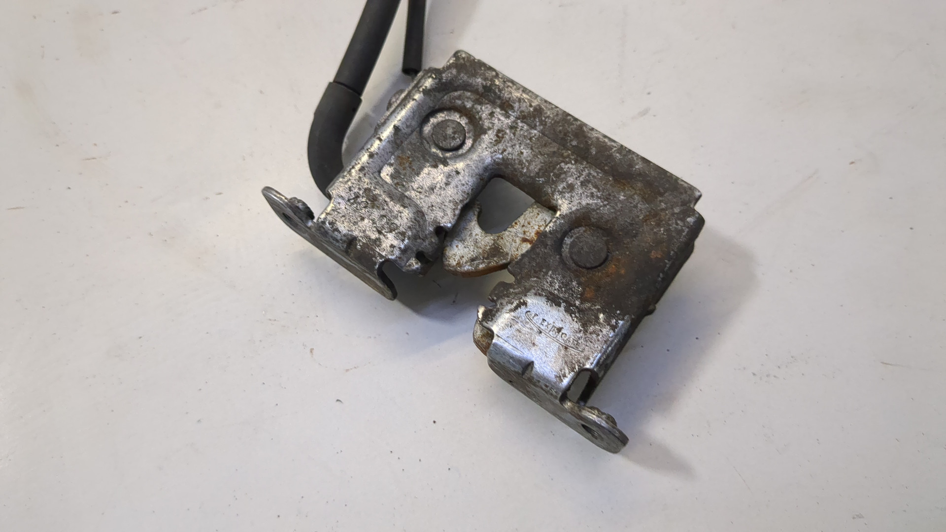 Замок капота