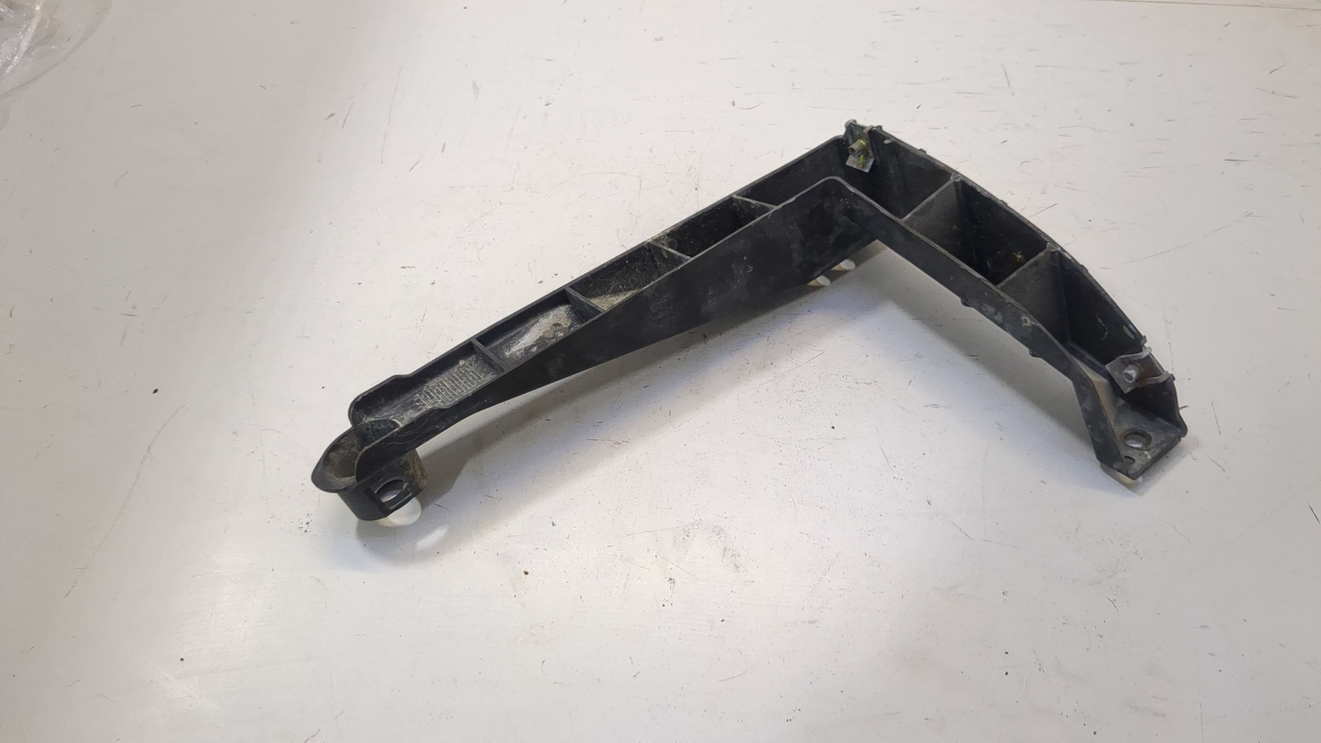 Кронштейн заднего бампера правый