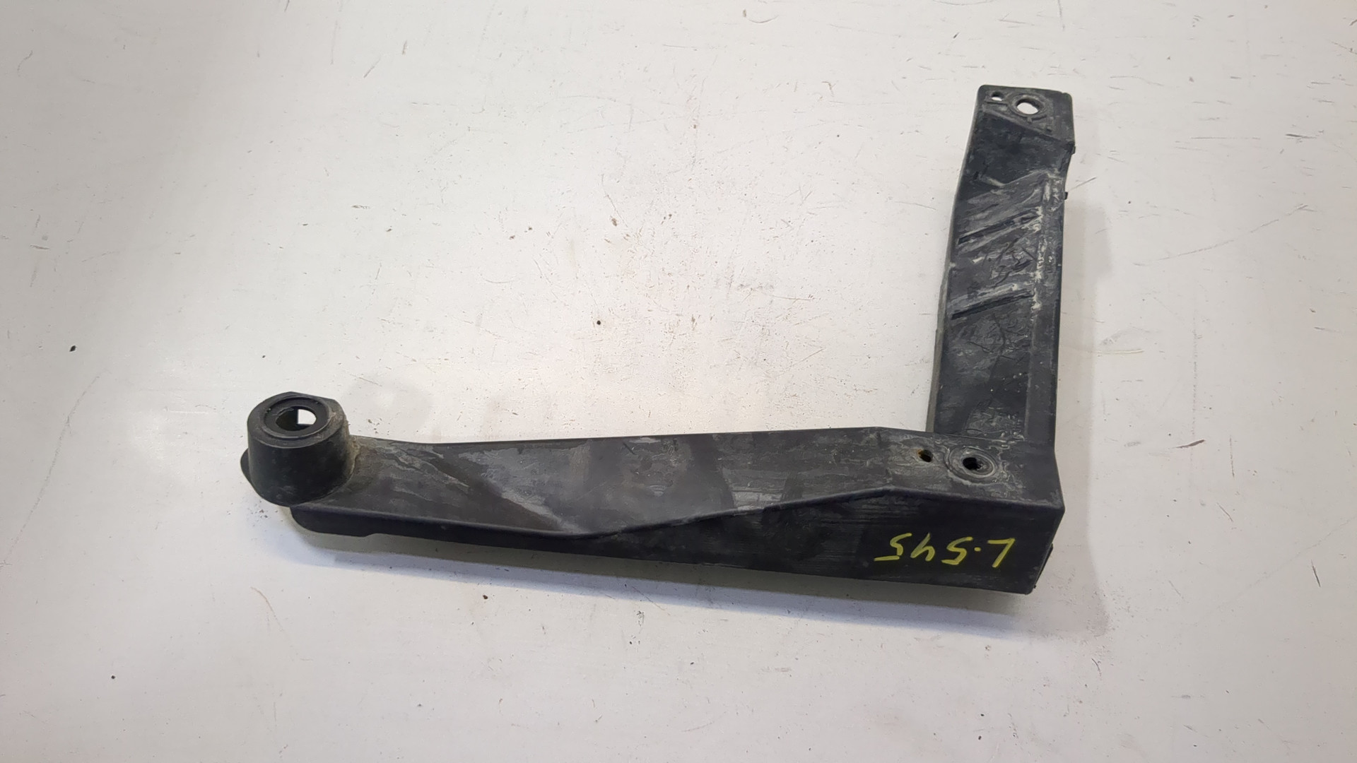 Кронштейн заднего бампера правый