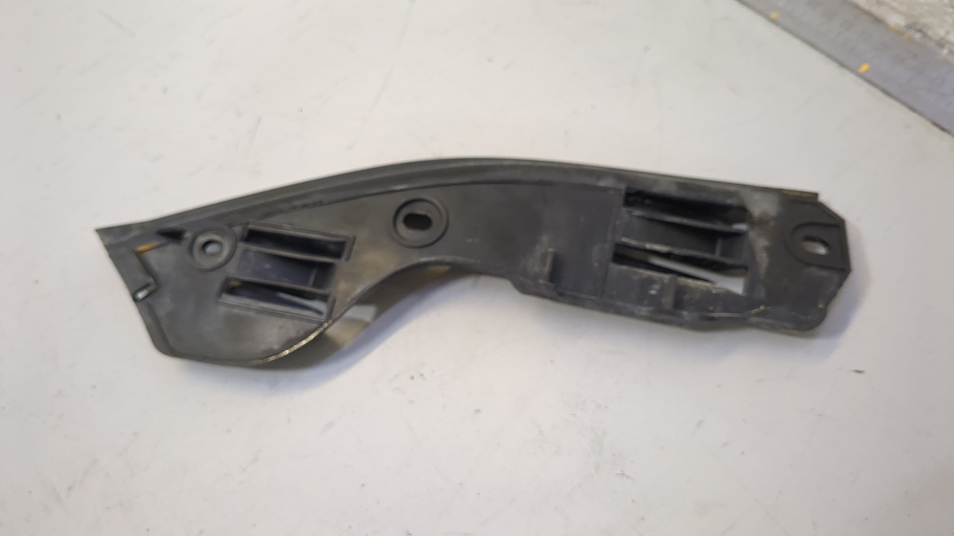 Кронштейн заднего бампера правый