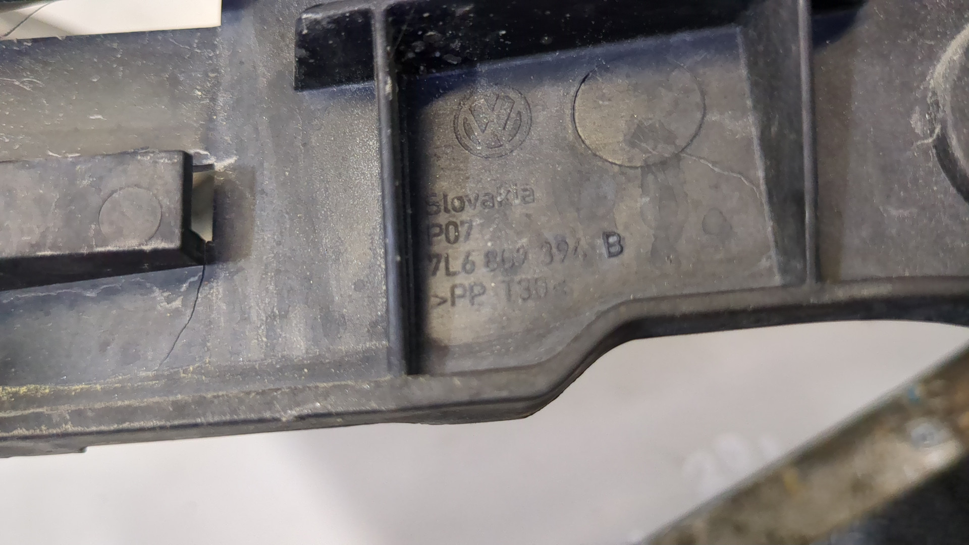 Кронштейн заднего бампера правый