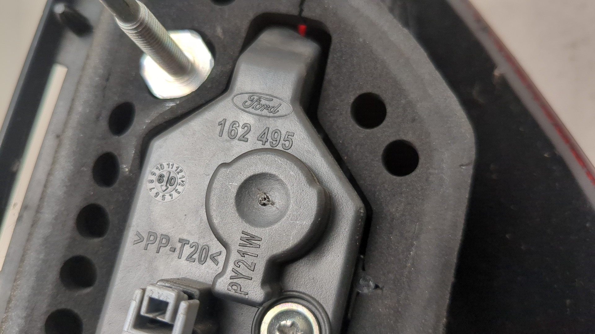 Фонарь задний левый