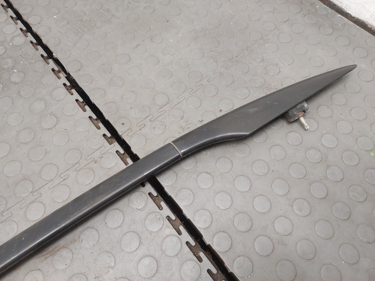 Рейлинг (релинг) правый (планка на крышу)