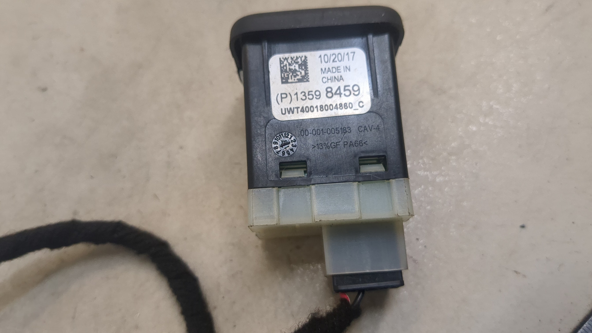 Гнездо AUX / USB IN