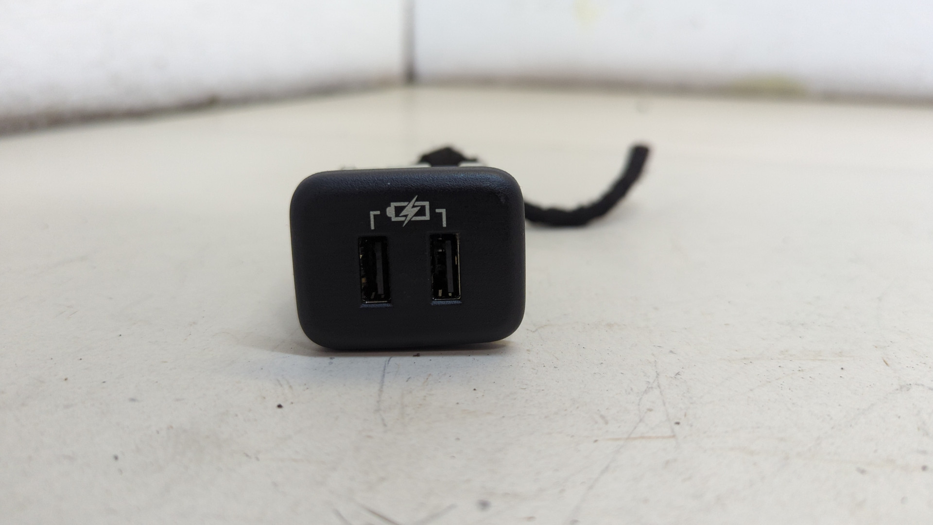 Гнездо AUX / USB IN