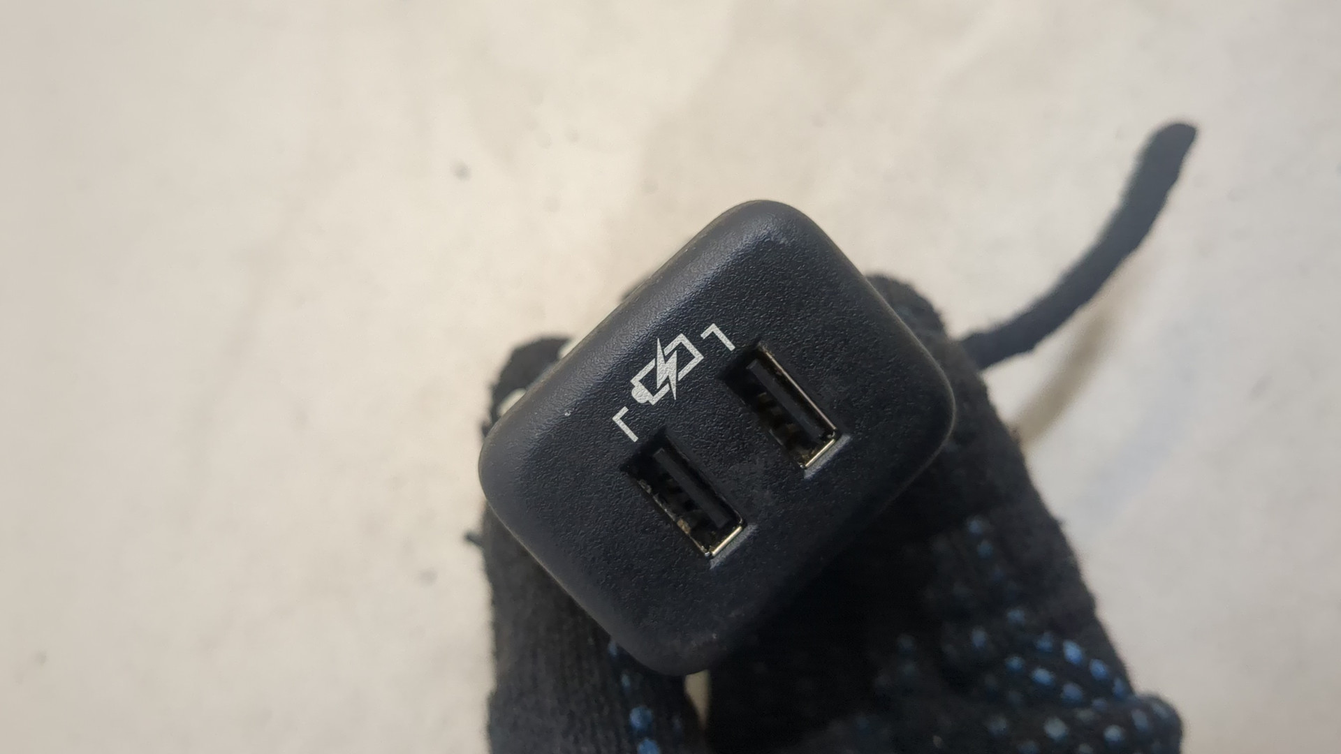 Гнездо AUX / USB IN