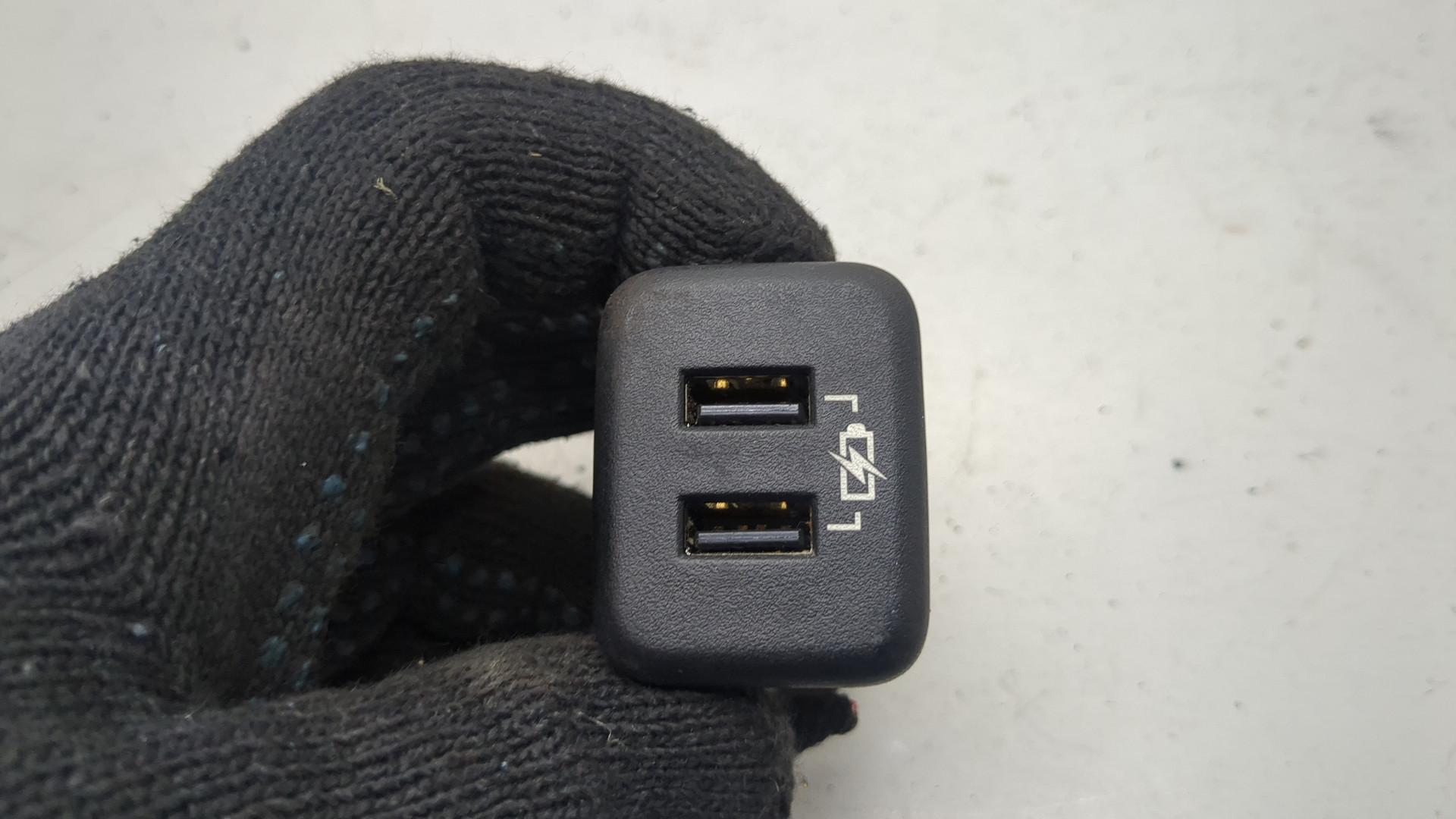 Гнездо AUX / USB IN