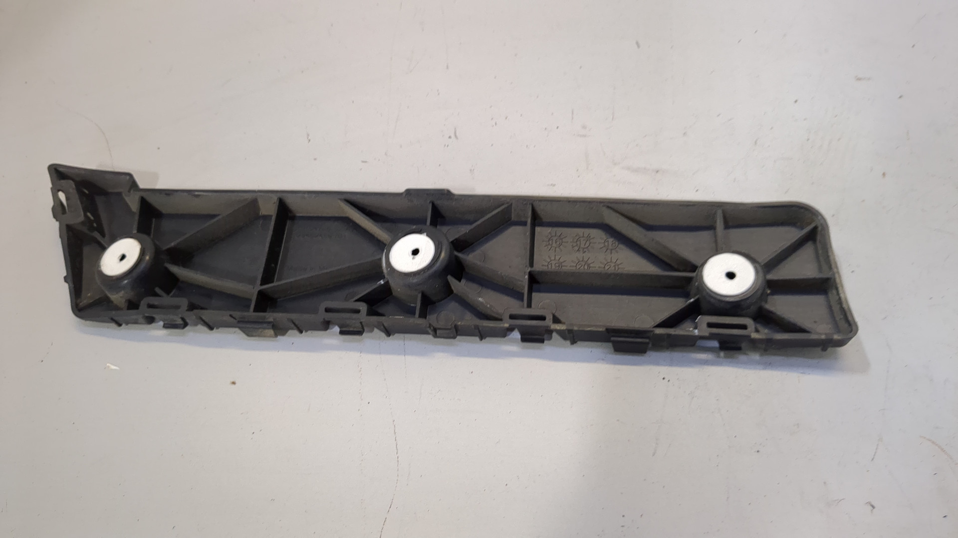 Кронштейн заднего бампера правый