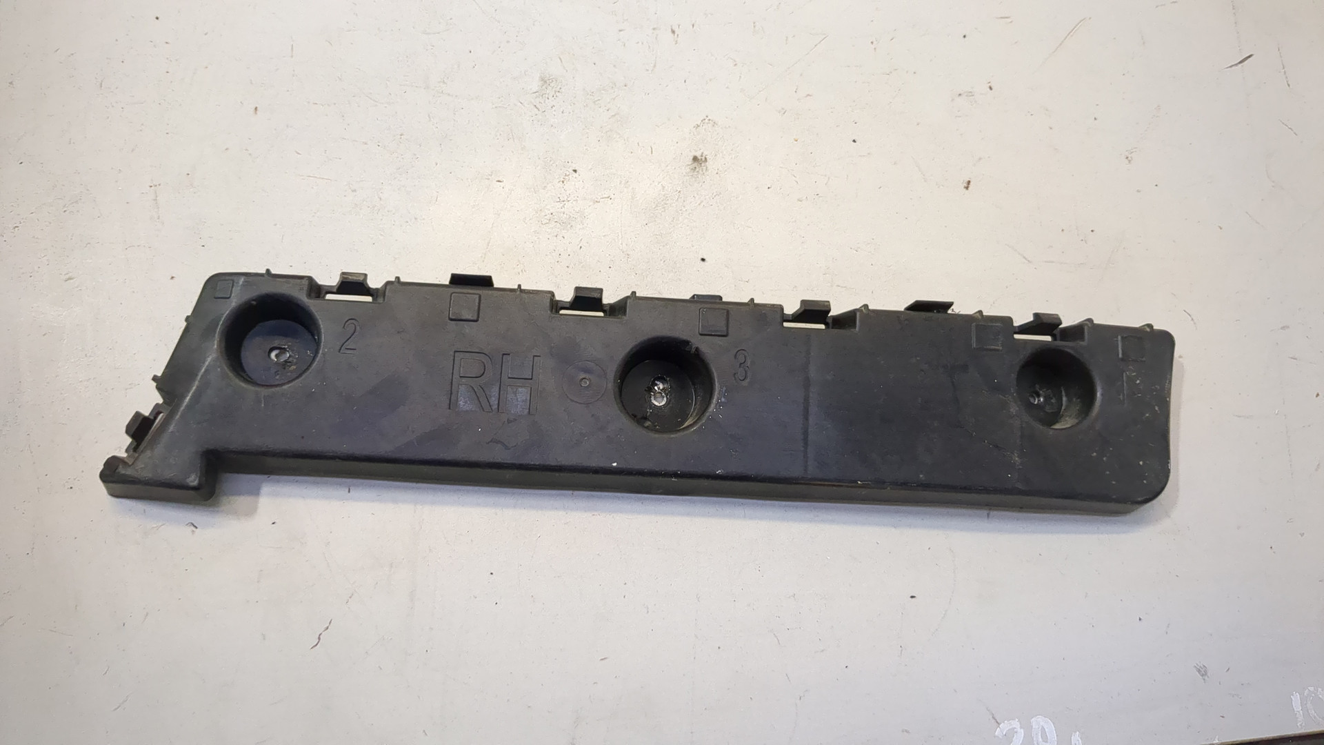 Кронштейн заднего бампера правый