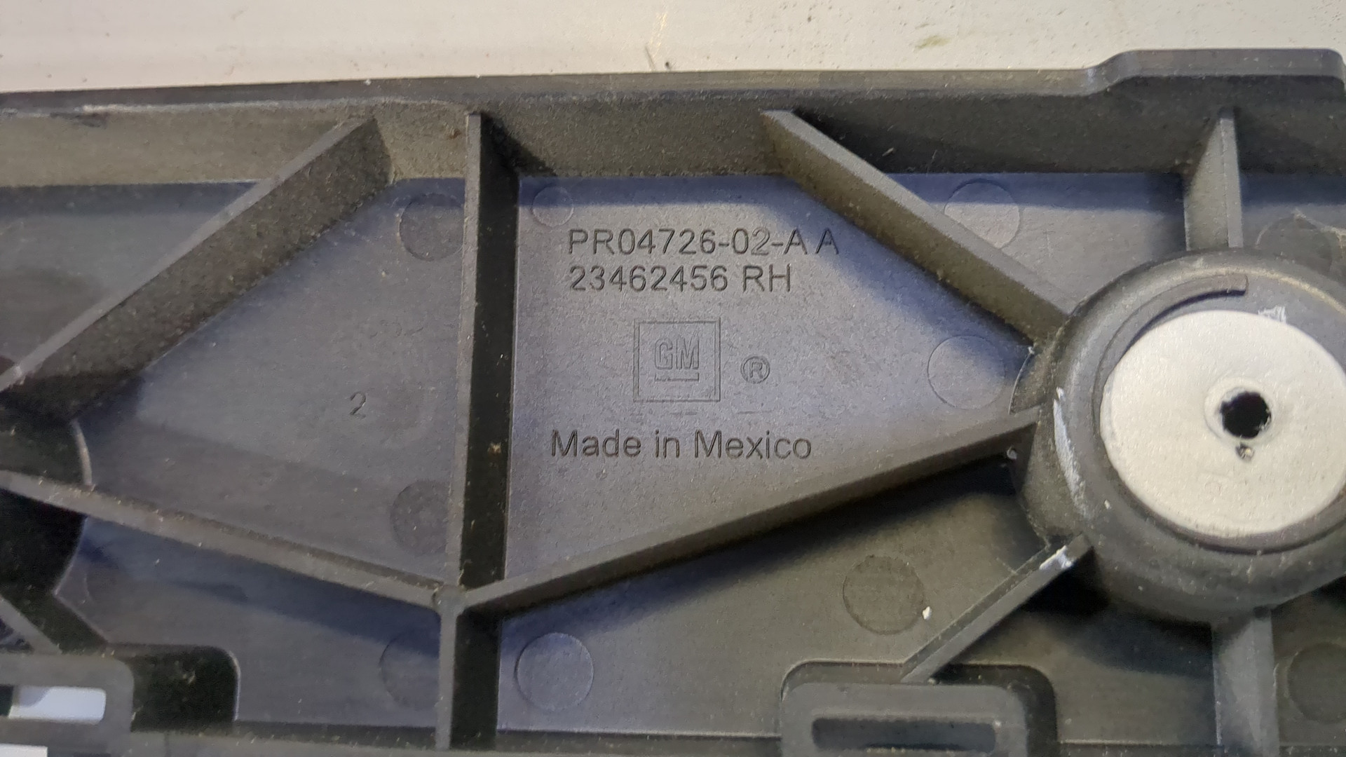 Кронштейн заднего бампера правый