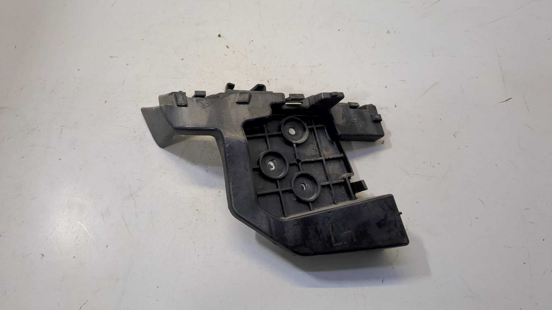 Кронштейн заднего бампера левый