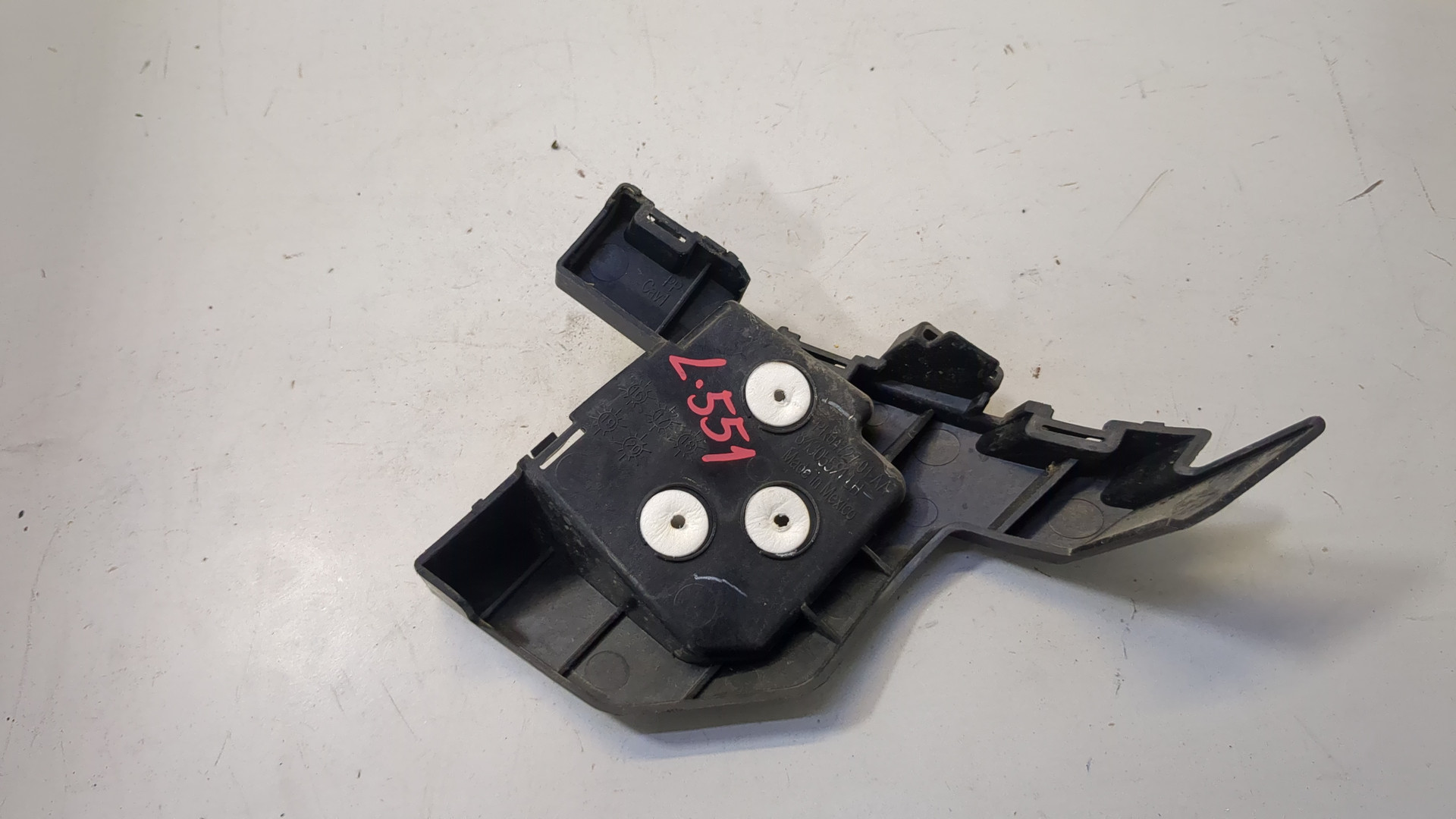 Кронштейн заднего бампера левый