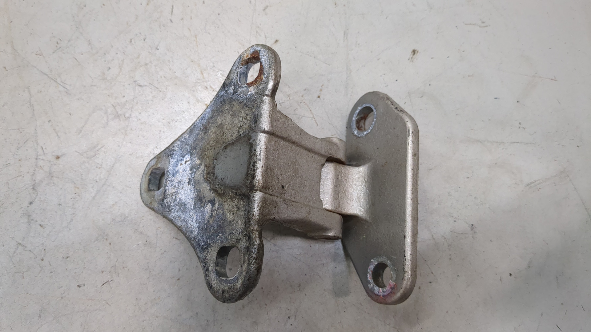 Петля крышки багажника