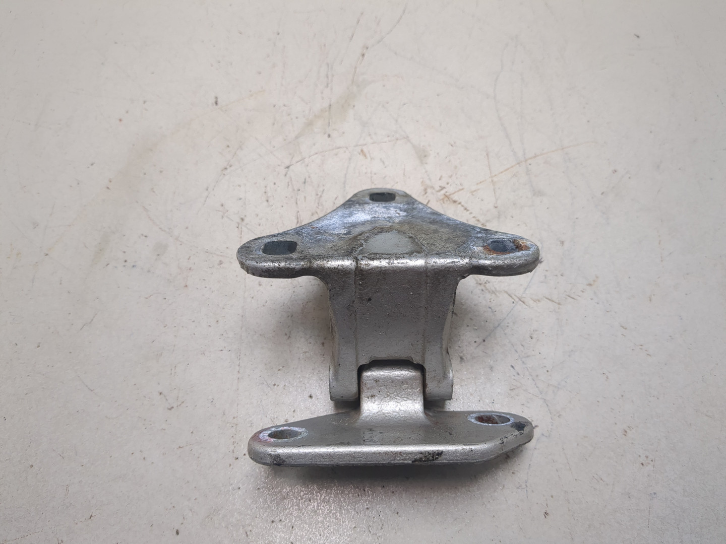 Петля крышки багажника