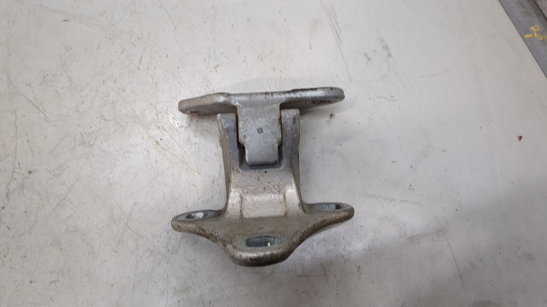 Петля крышки багажника