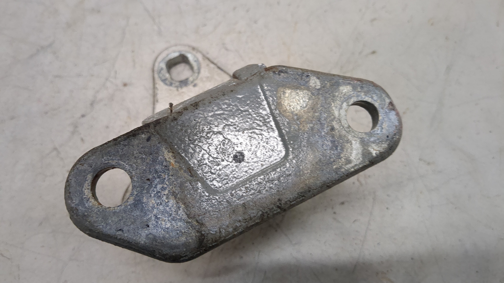 Петля крышки багажника