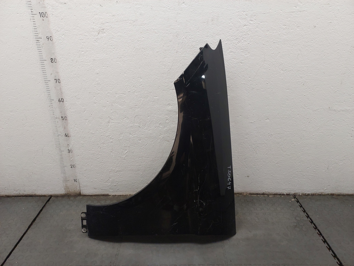 Крыло переднее левое