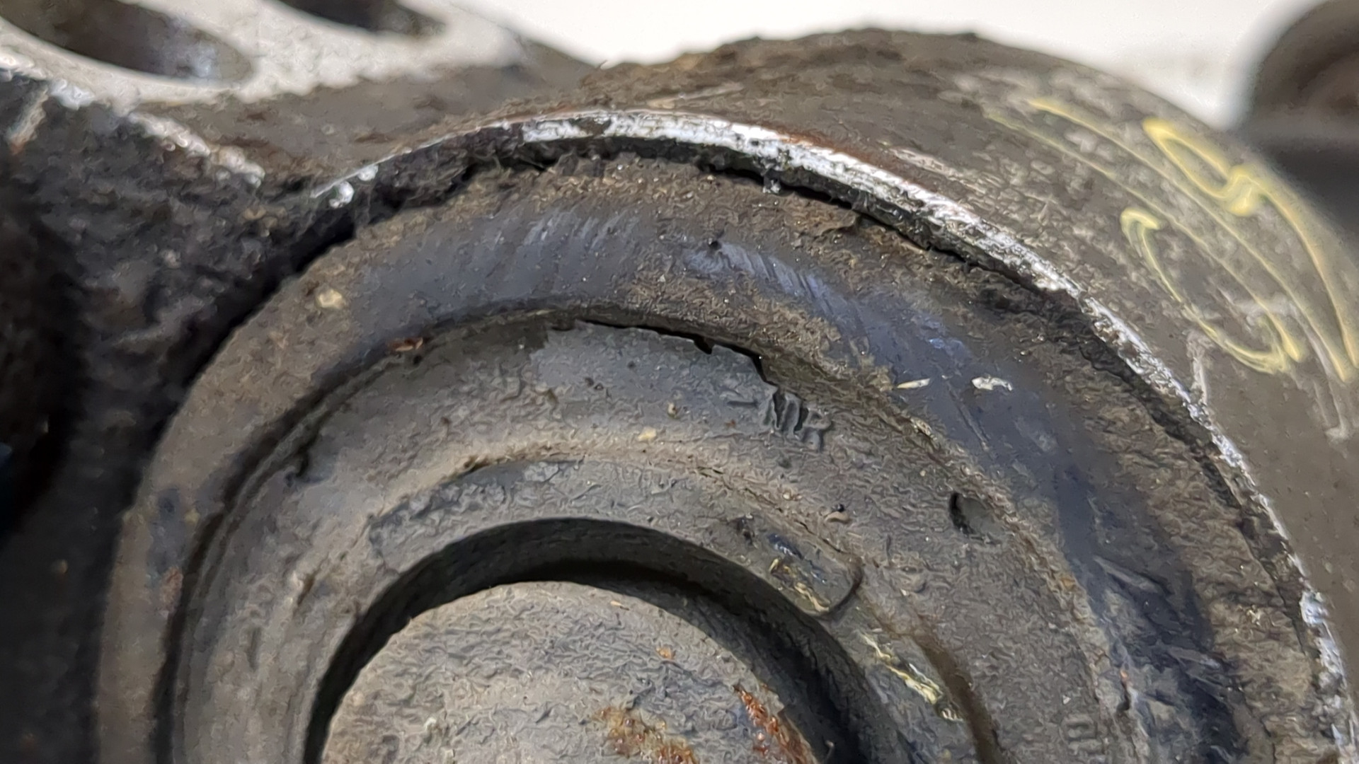 Рычаг передний правый