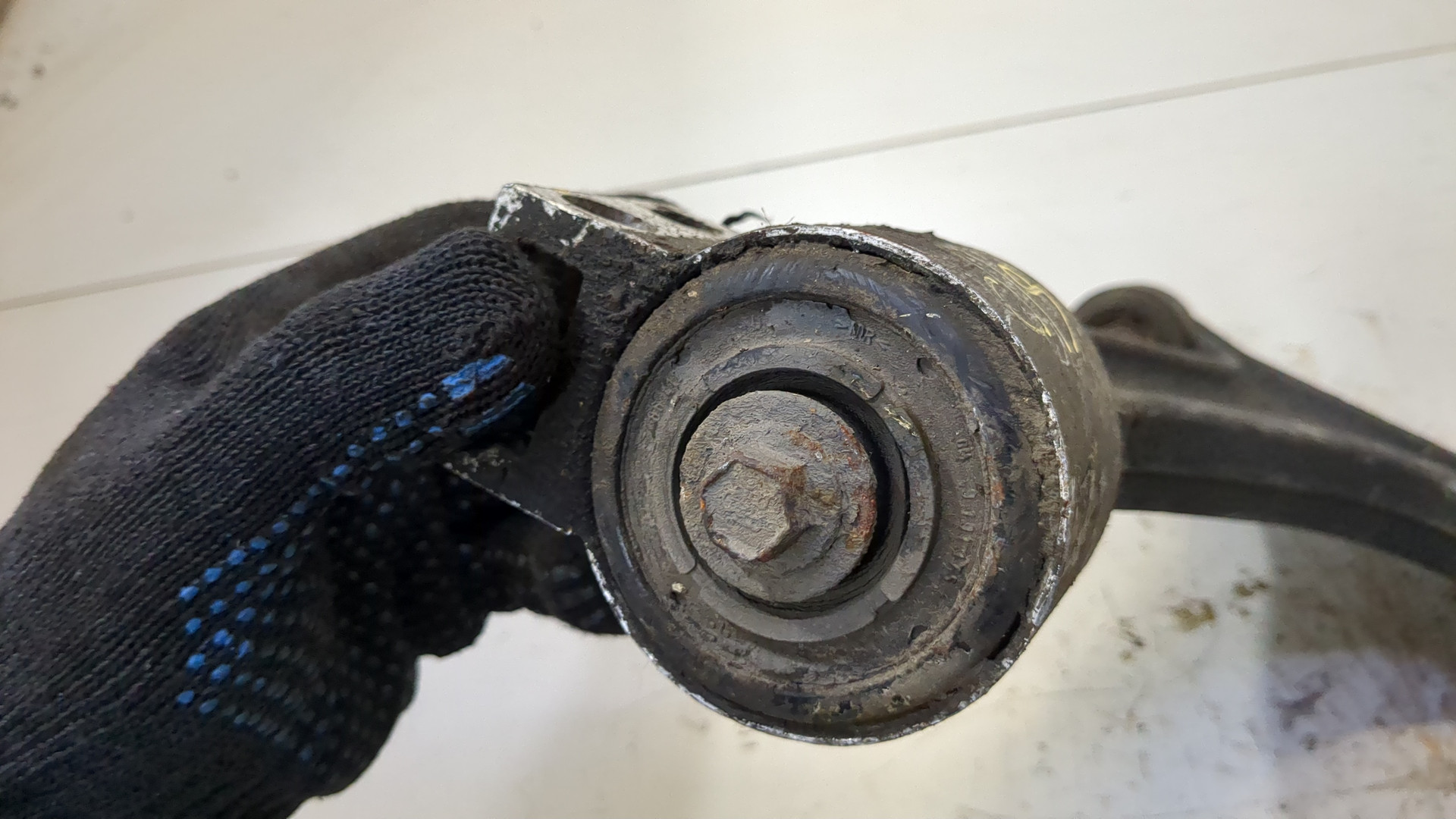 Рычаг передний правый