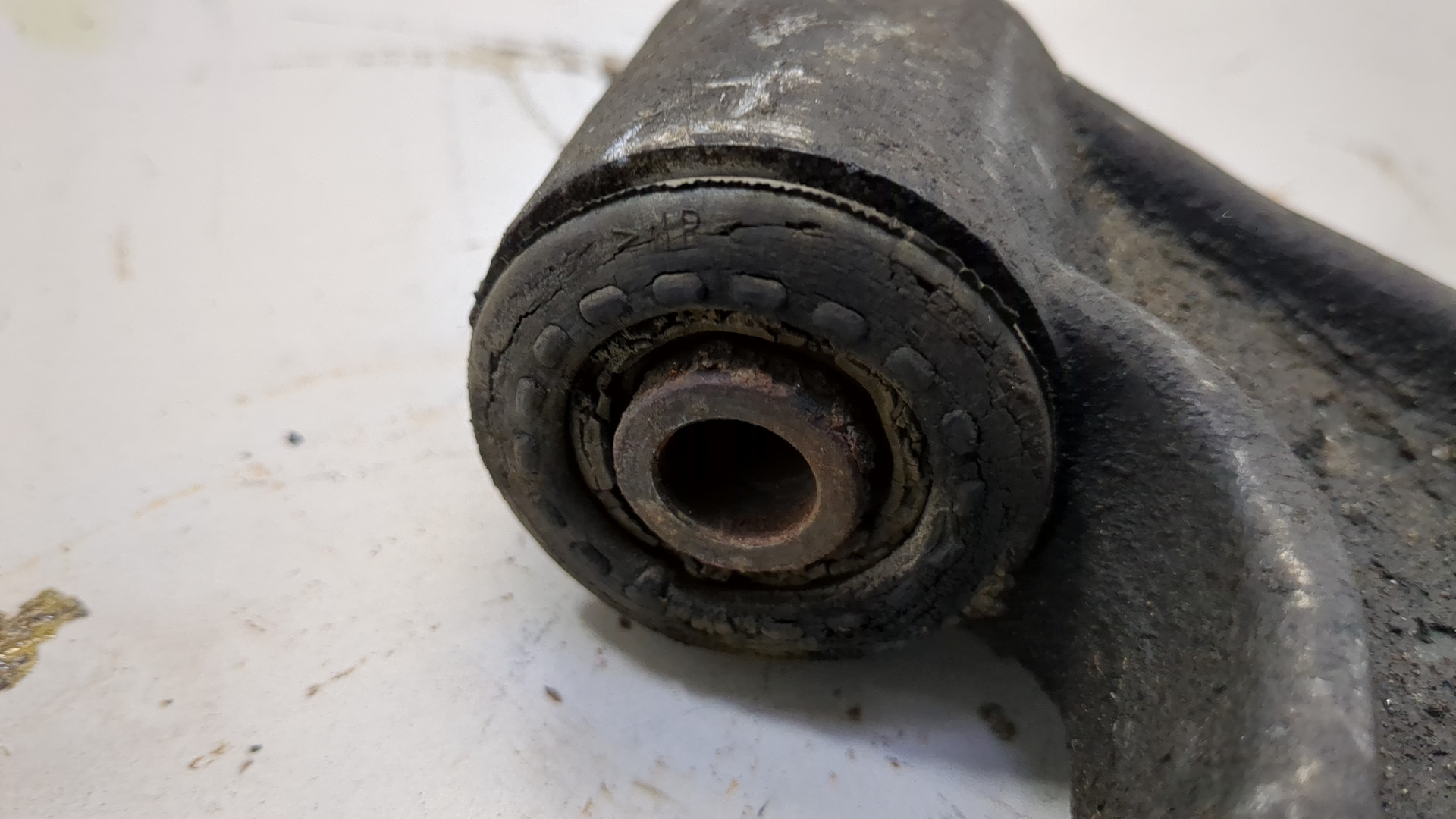 Рычаг передний правый