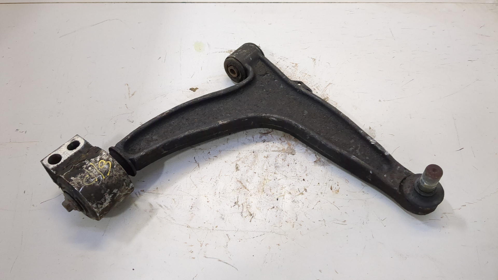 Рычаг передний правый