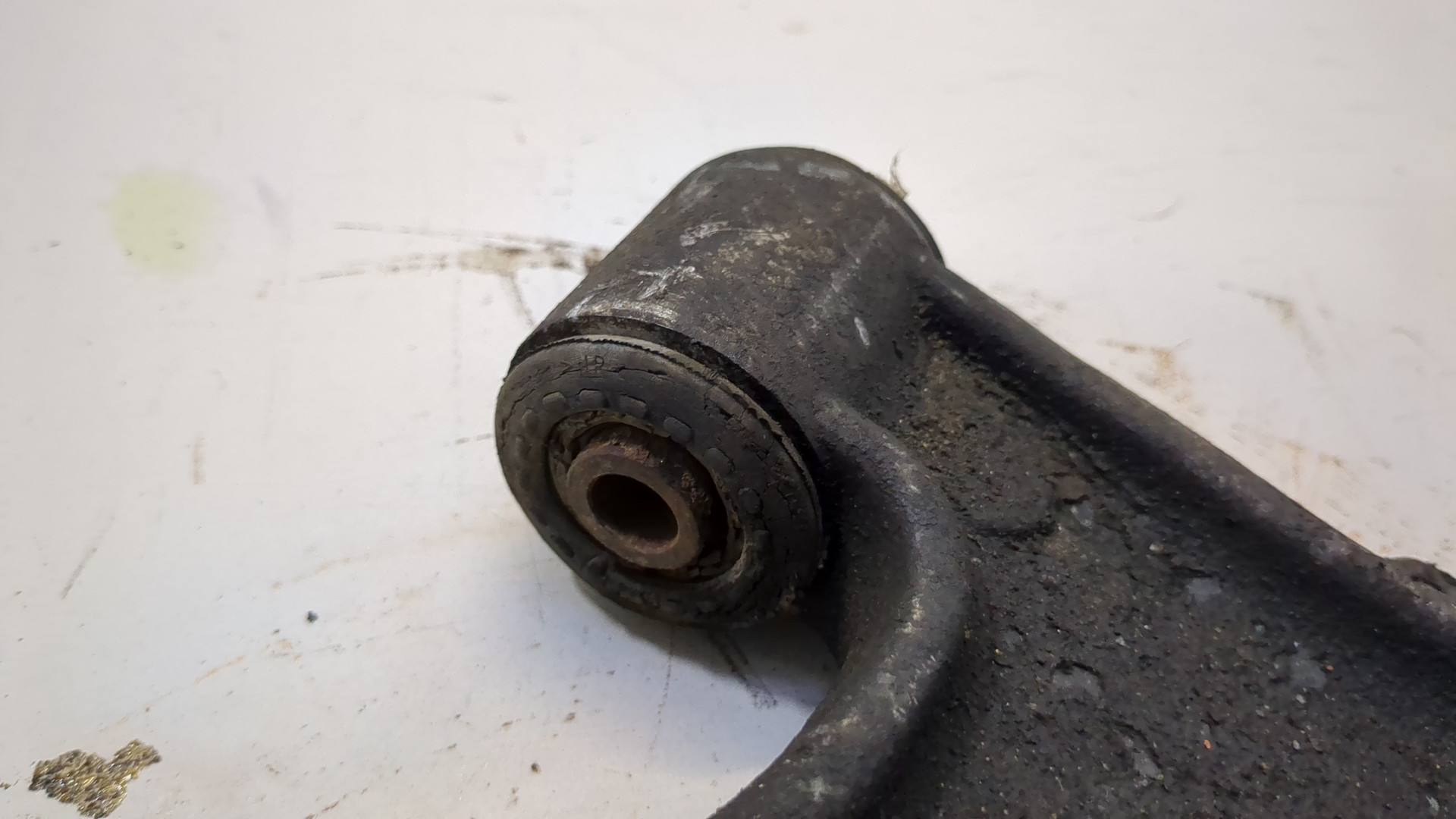 Рычаг передний правый