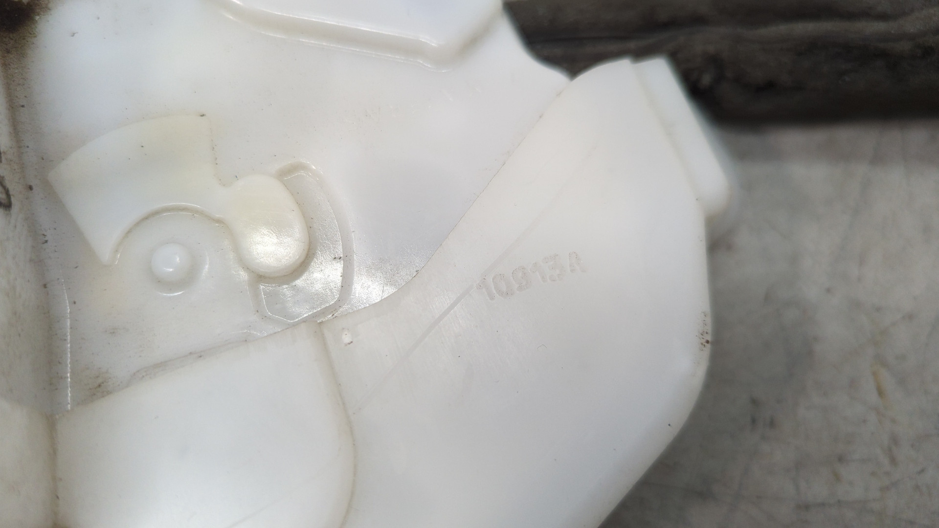 Замок двери передней левой