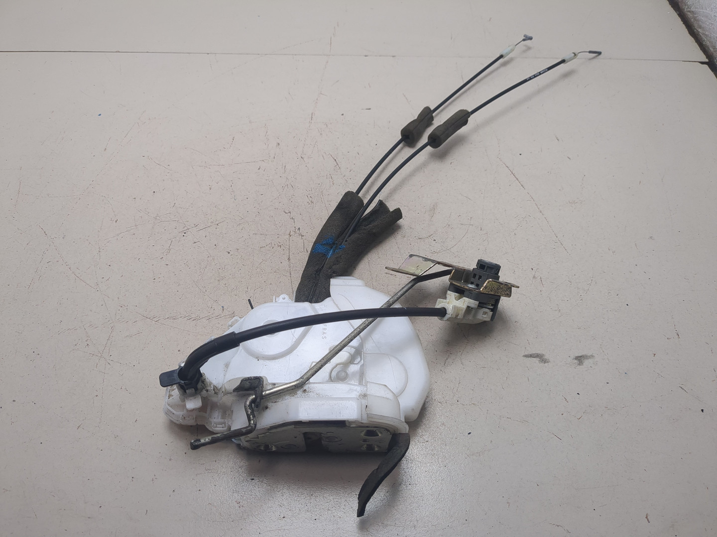 Замок двери передней левой