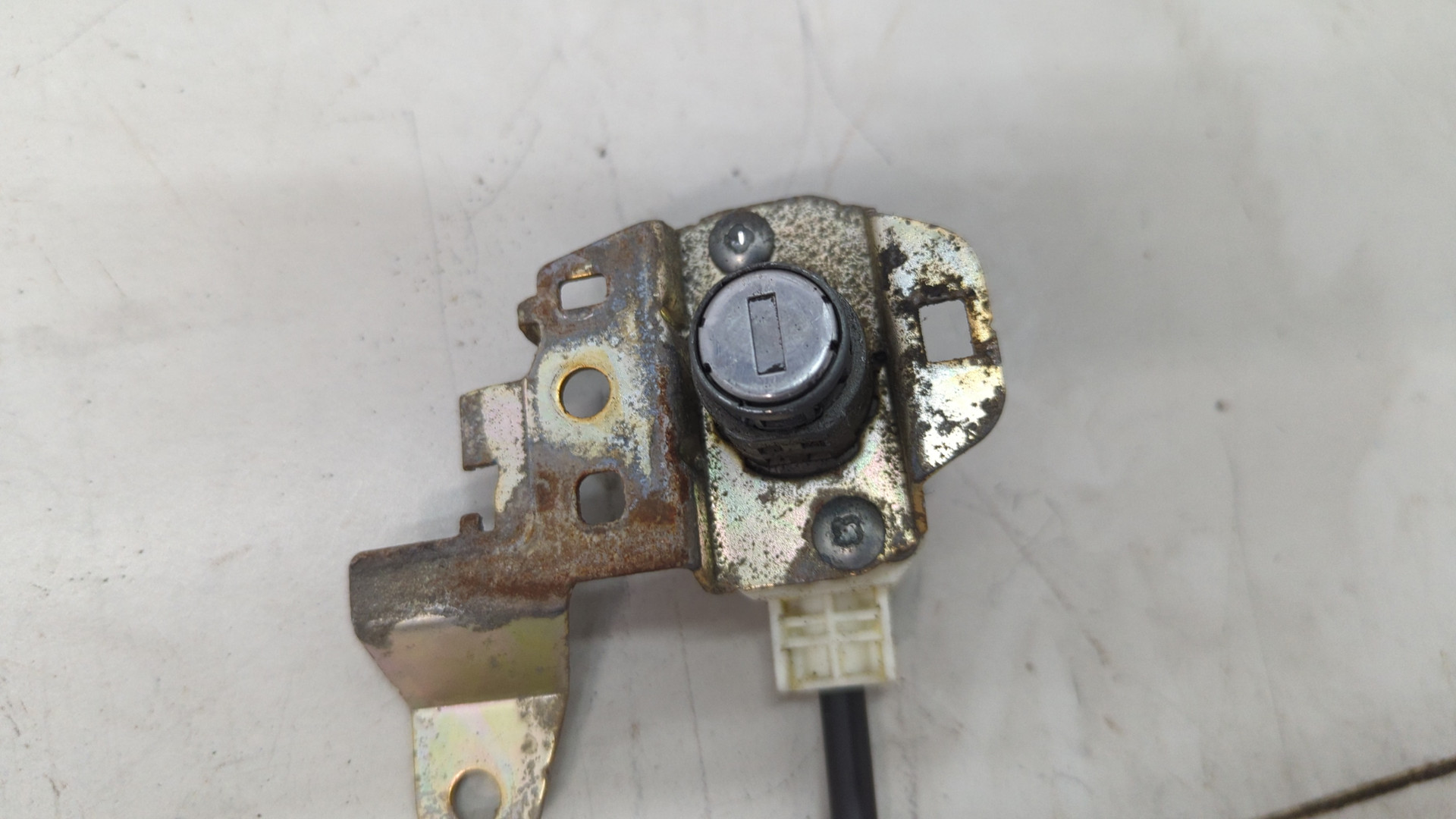 Замок двери передней левой