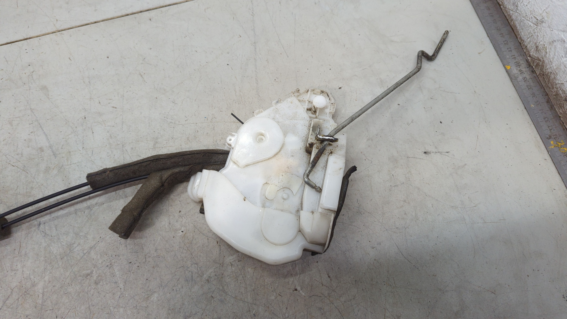 Замок двери задней левой