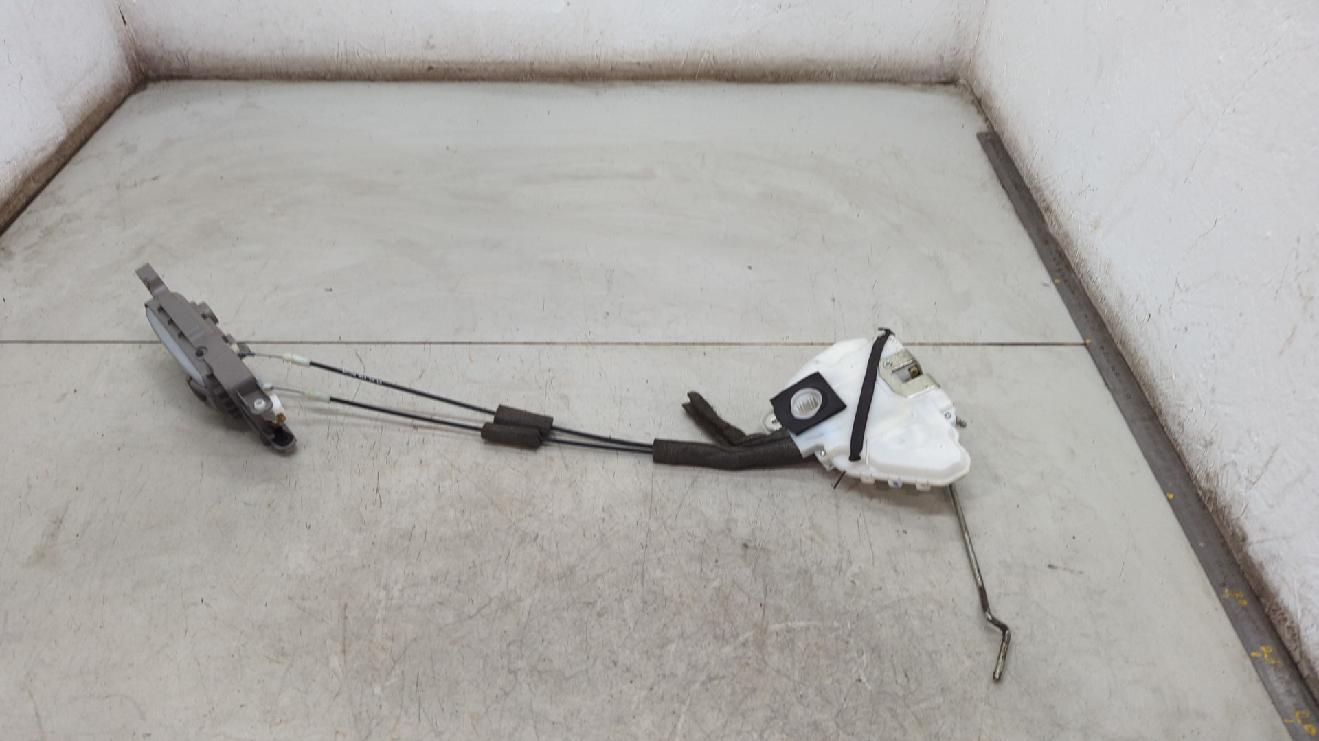 Замок двери задней левой