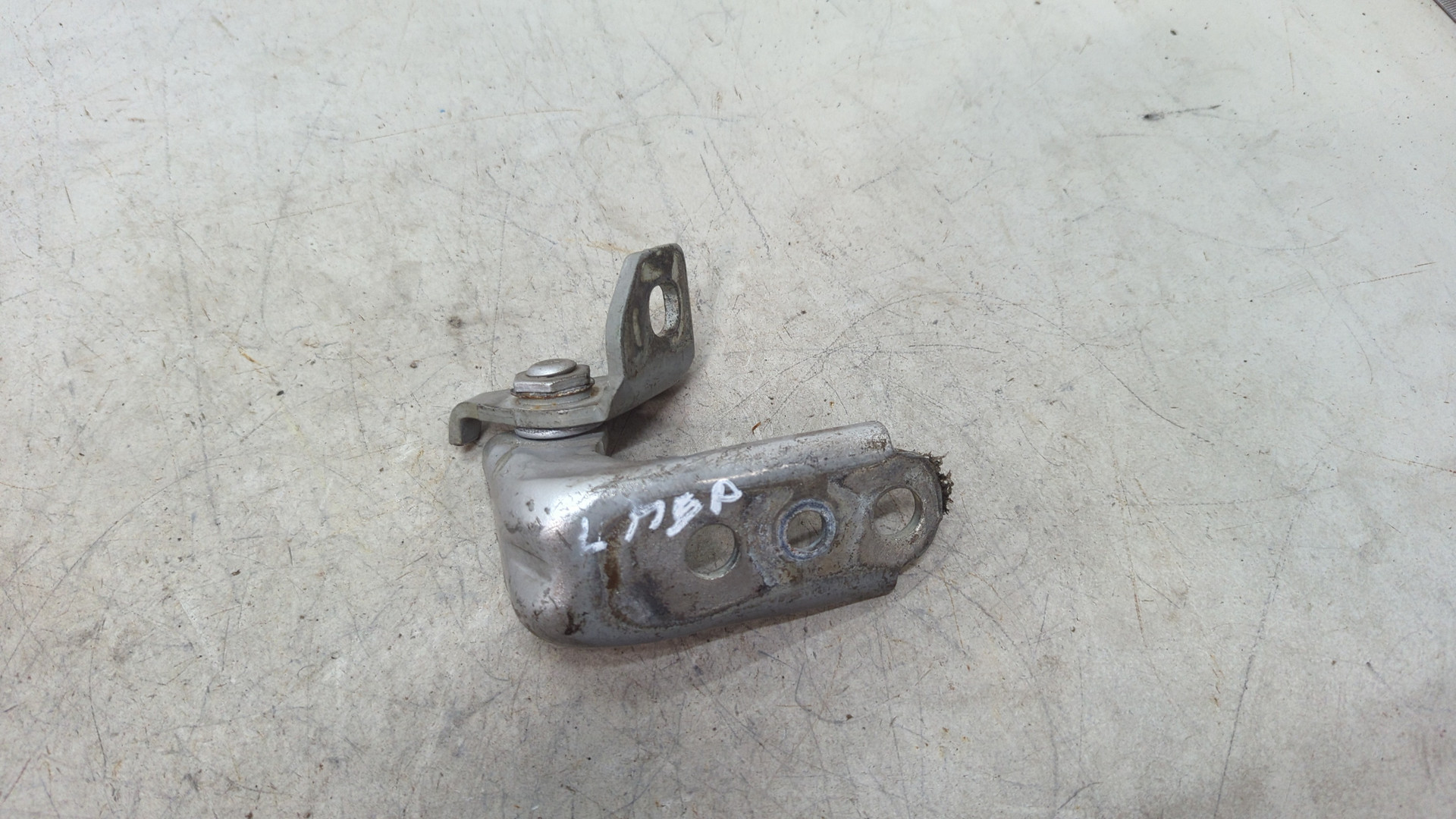 Петля двери