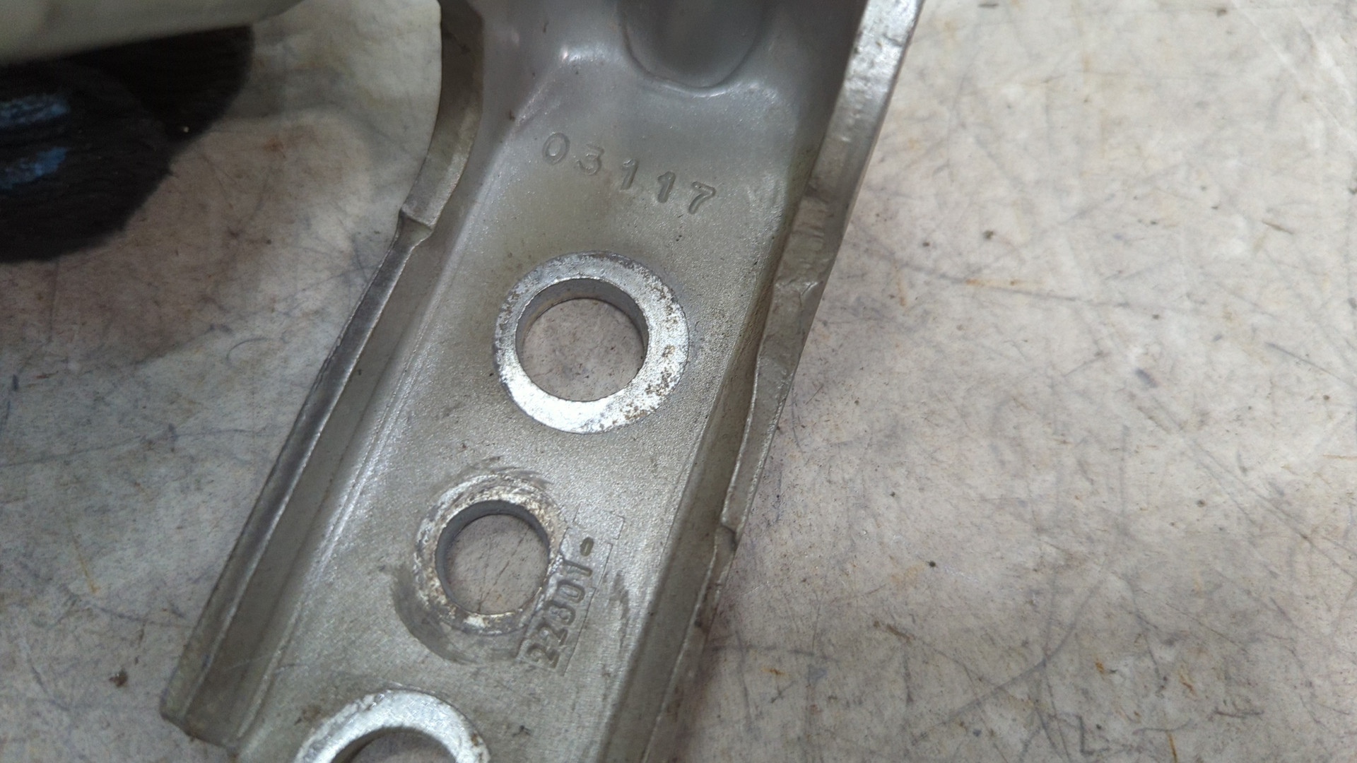 Петля двери