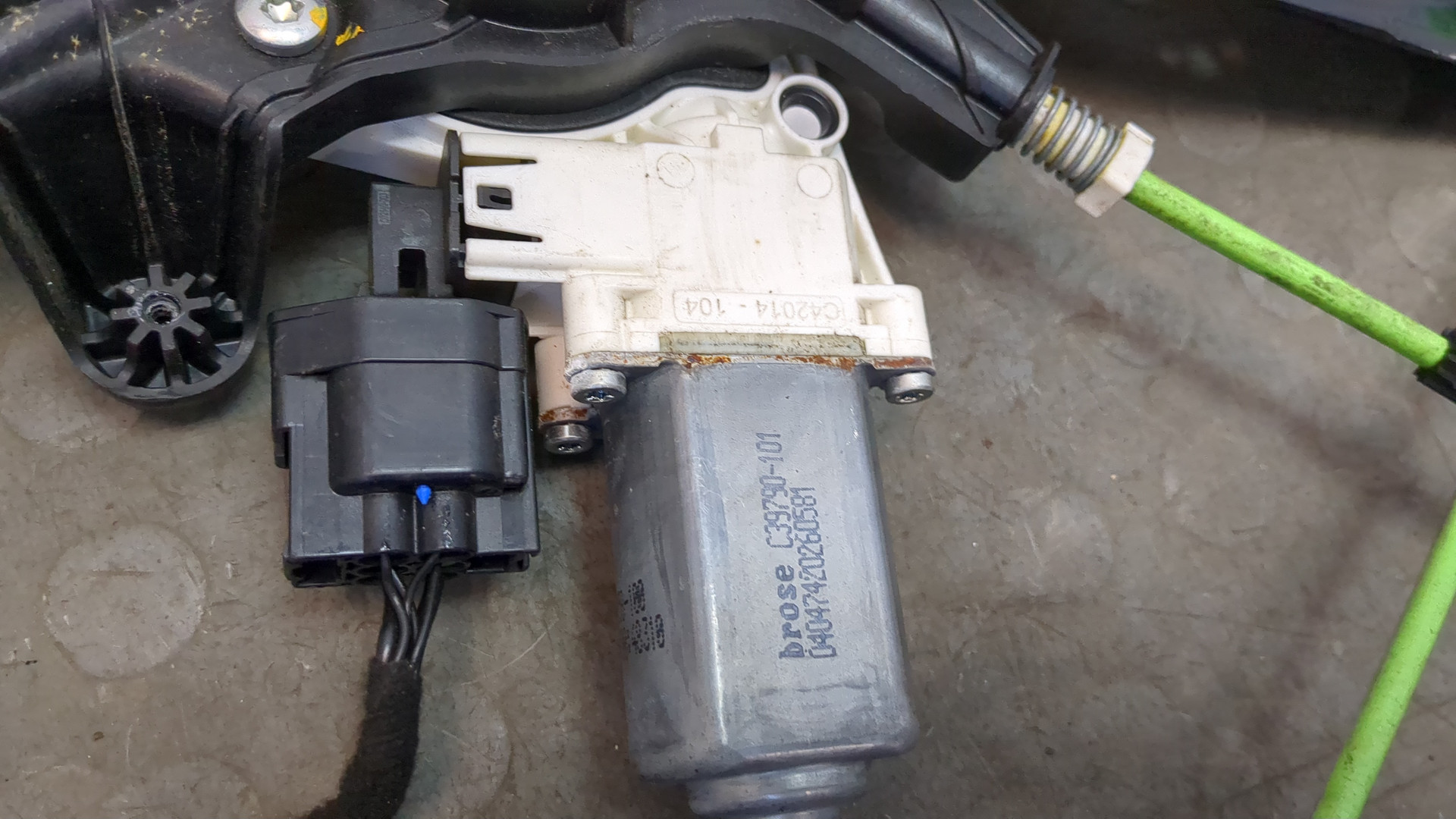 Стеклоподъемник электр. задний левый