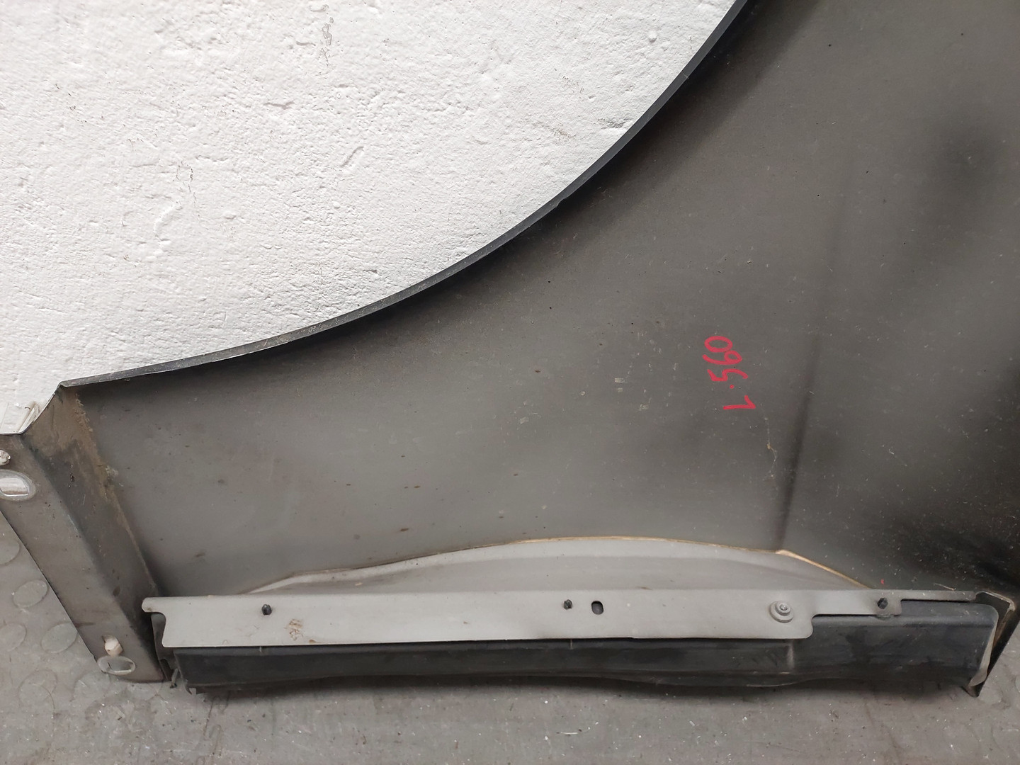 Крыло переднее правое