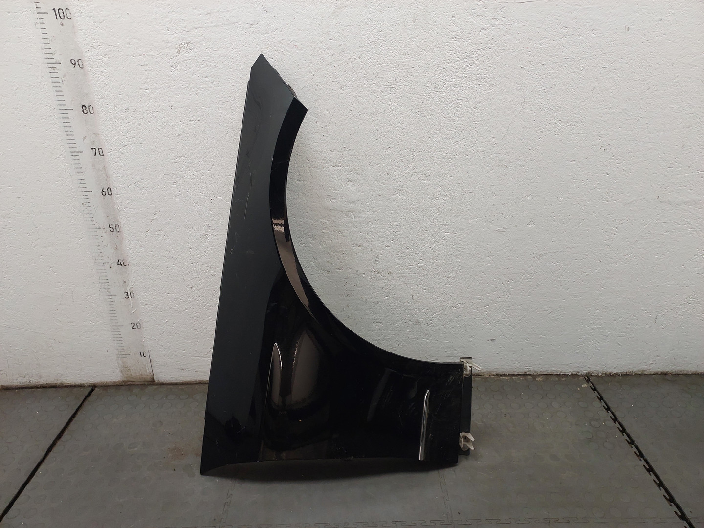 Крыло переднее правое