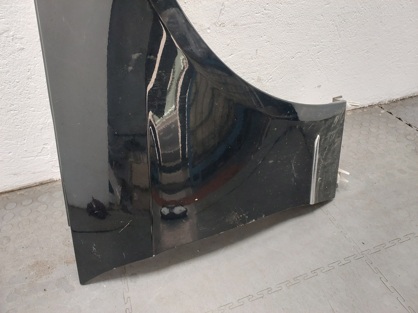 Крыло переднее правое