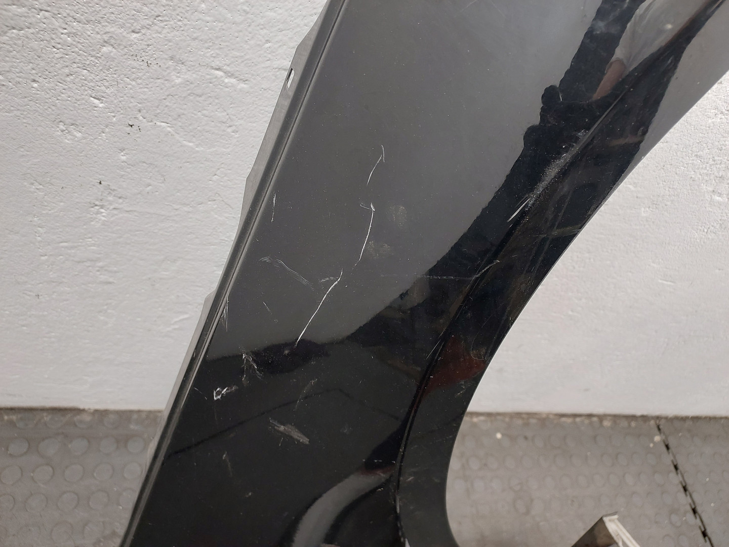 Крыло переднее правое