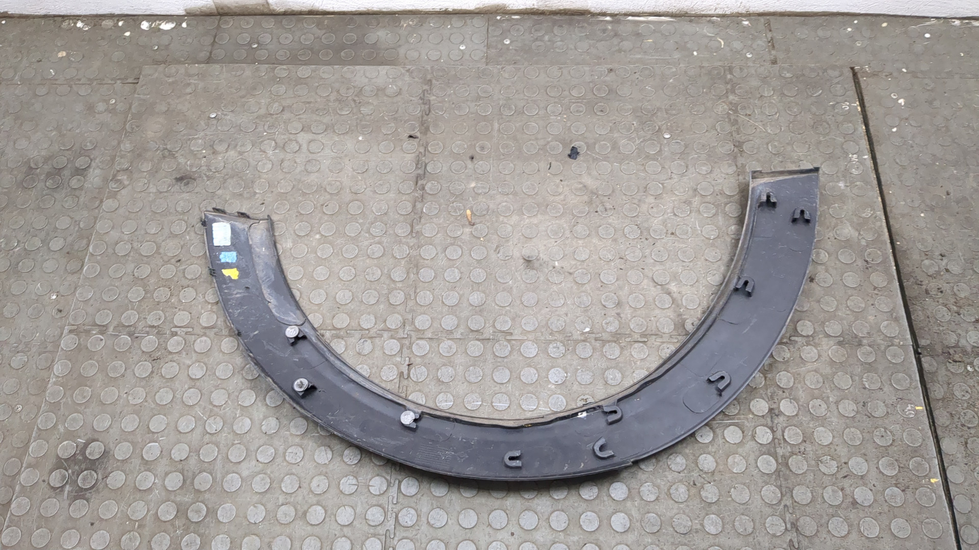 Накладка переднего крыла левого