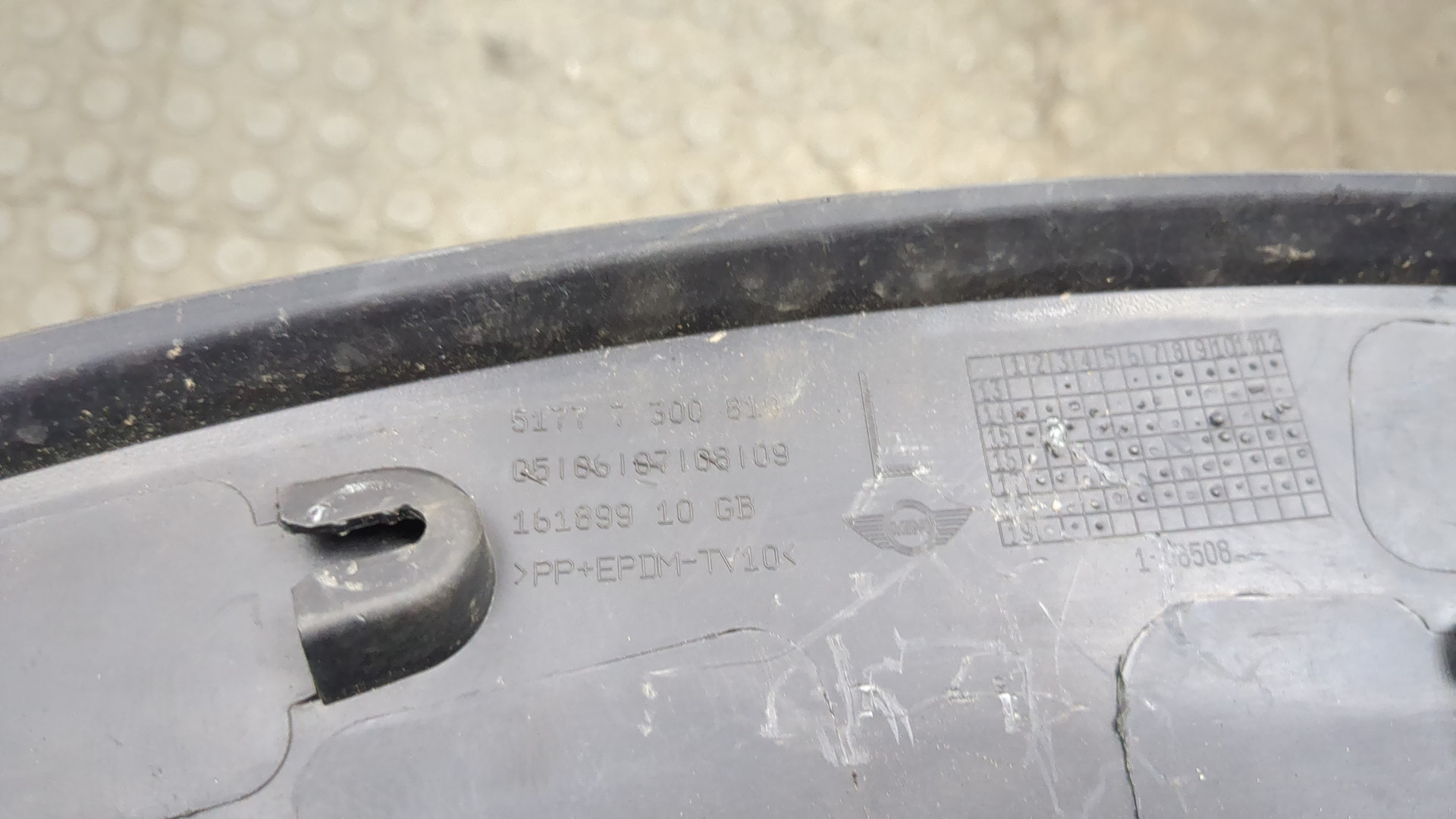 Накладка переднего крыла левого