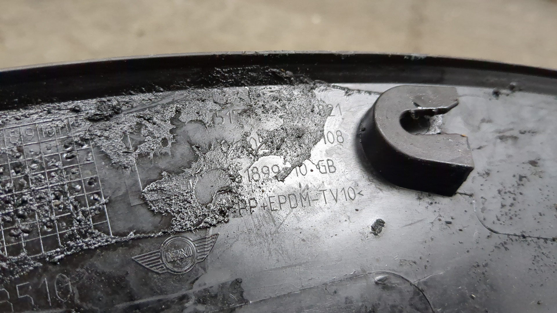 Накладка заднего крыла левого