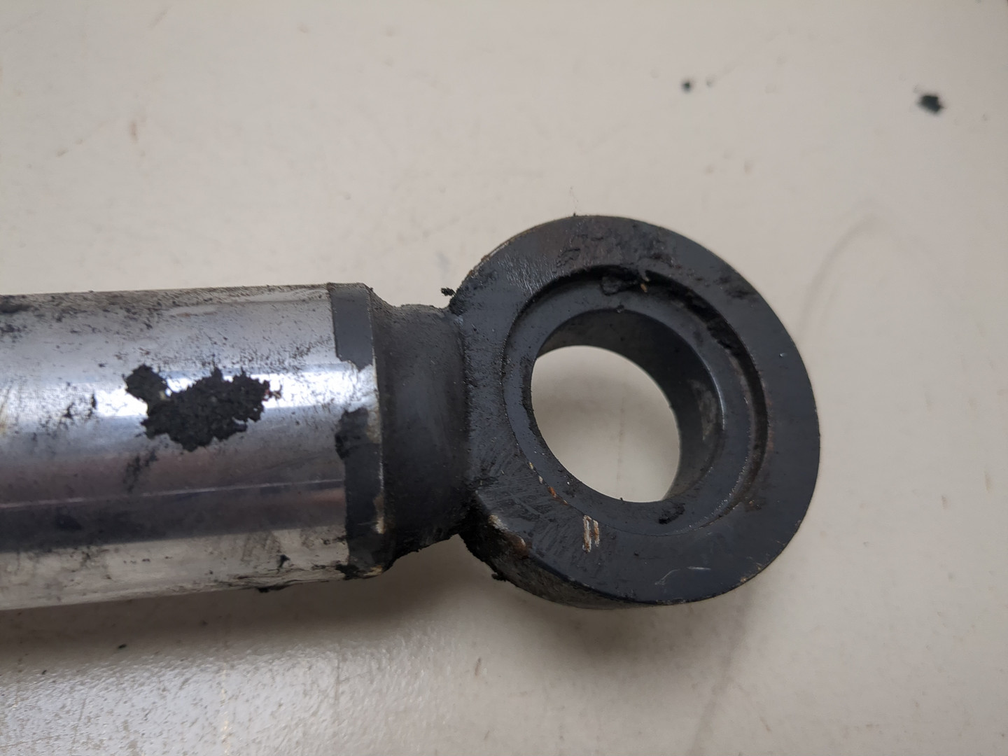 Рабочий цилиндр подъема кабины