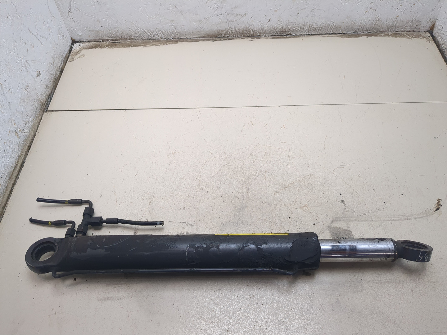 Рабочий цилиндр подъема кабины