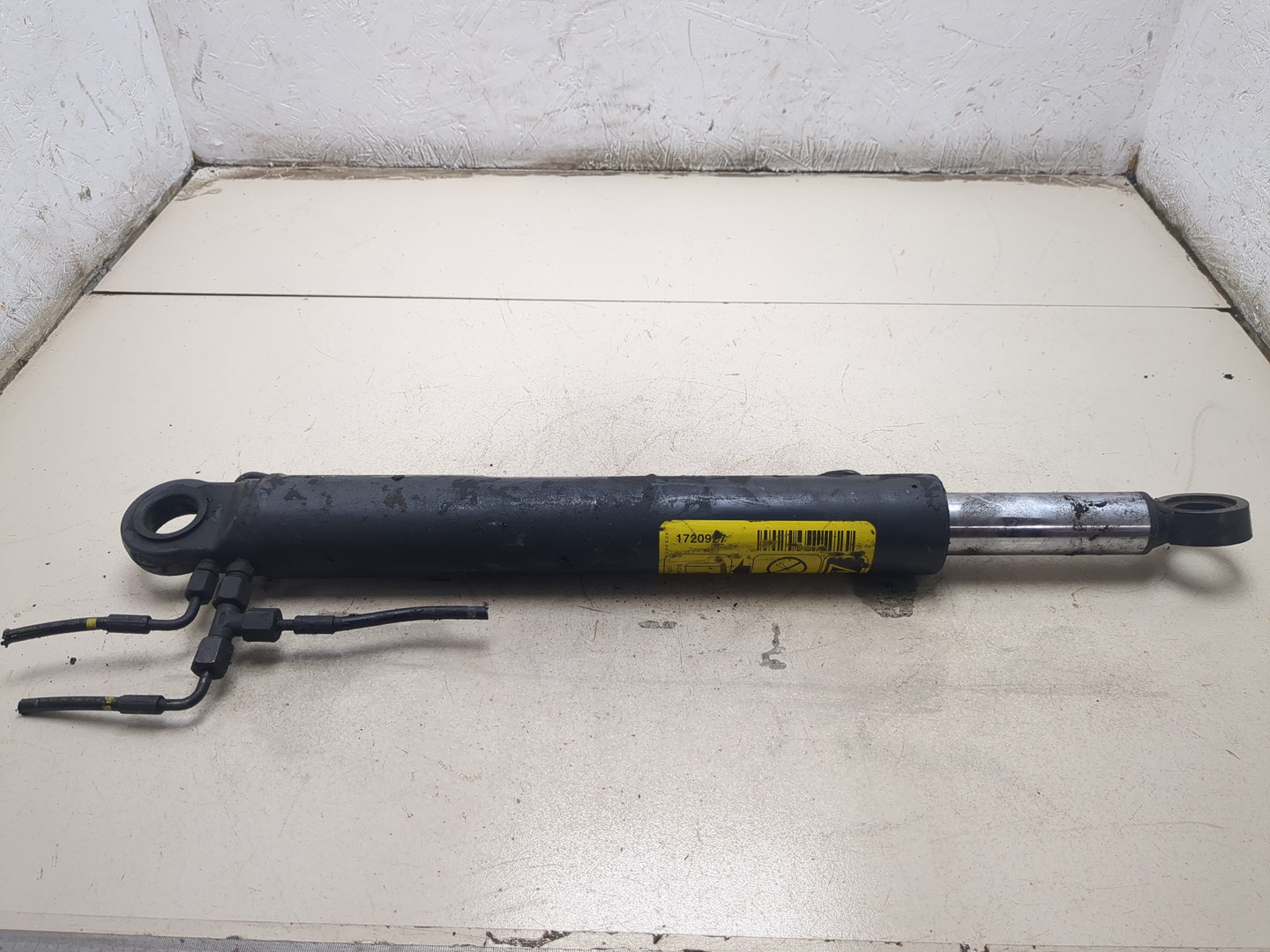 Рабочий цилиндр подъема кабины