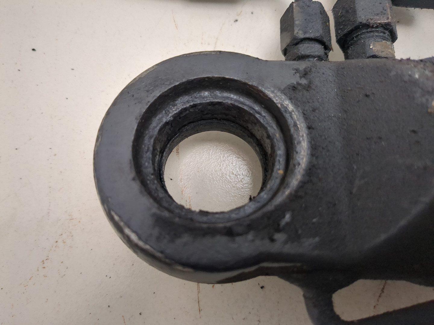 Рабочий цилиндр подъема кабины