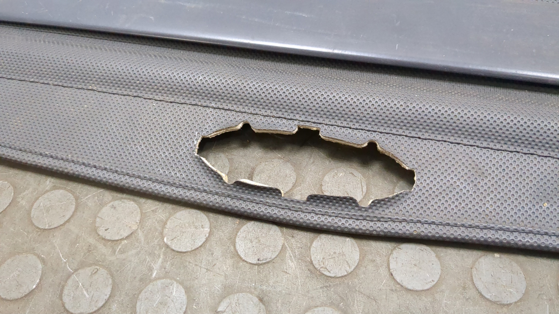 Шторка багажника