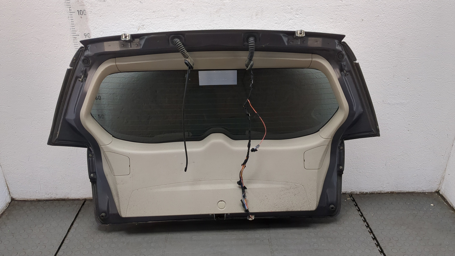 Дверь багажника