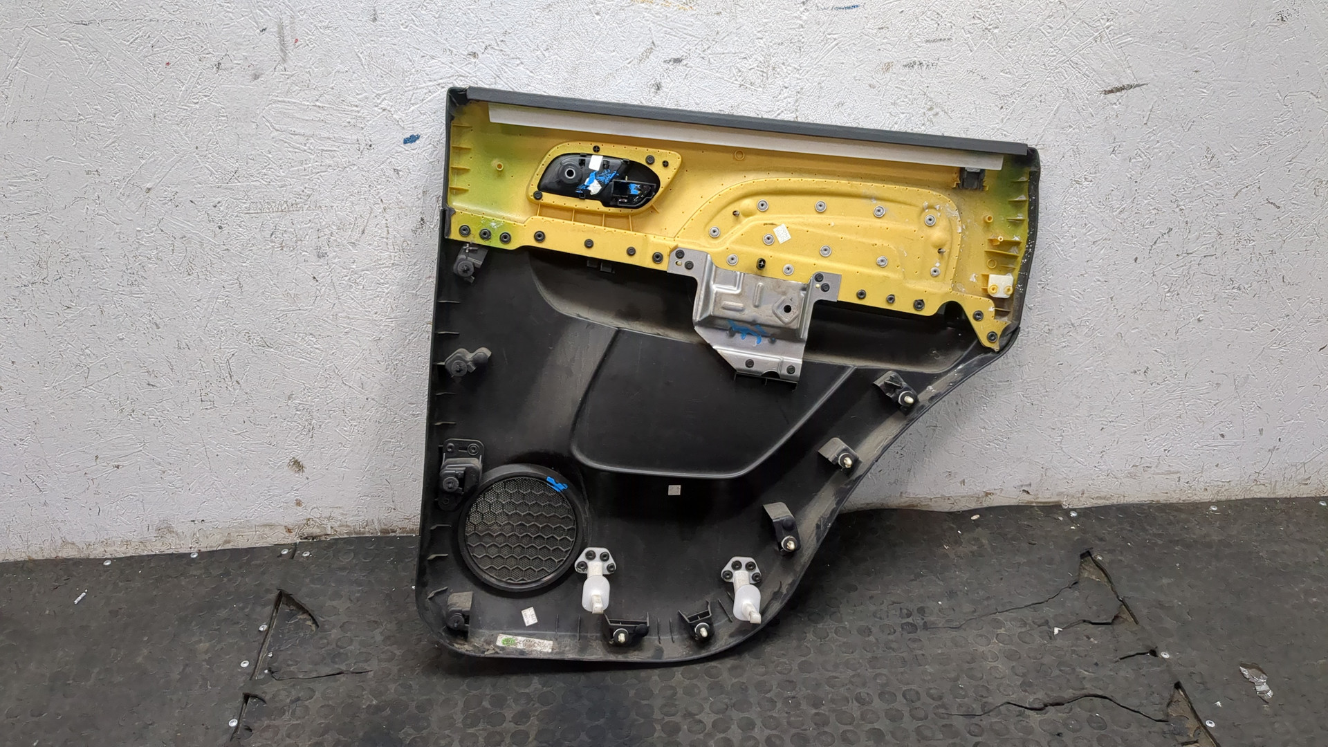 Обшивка двери задней левой