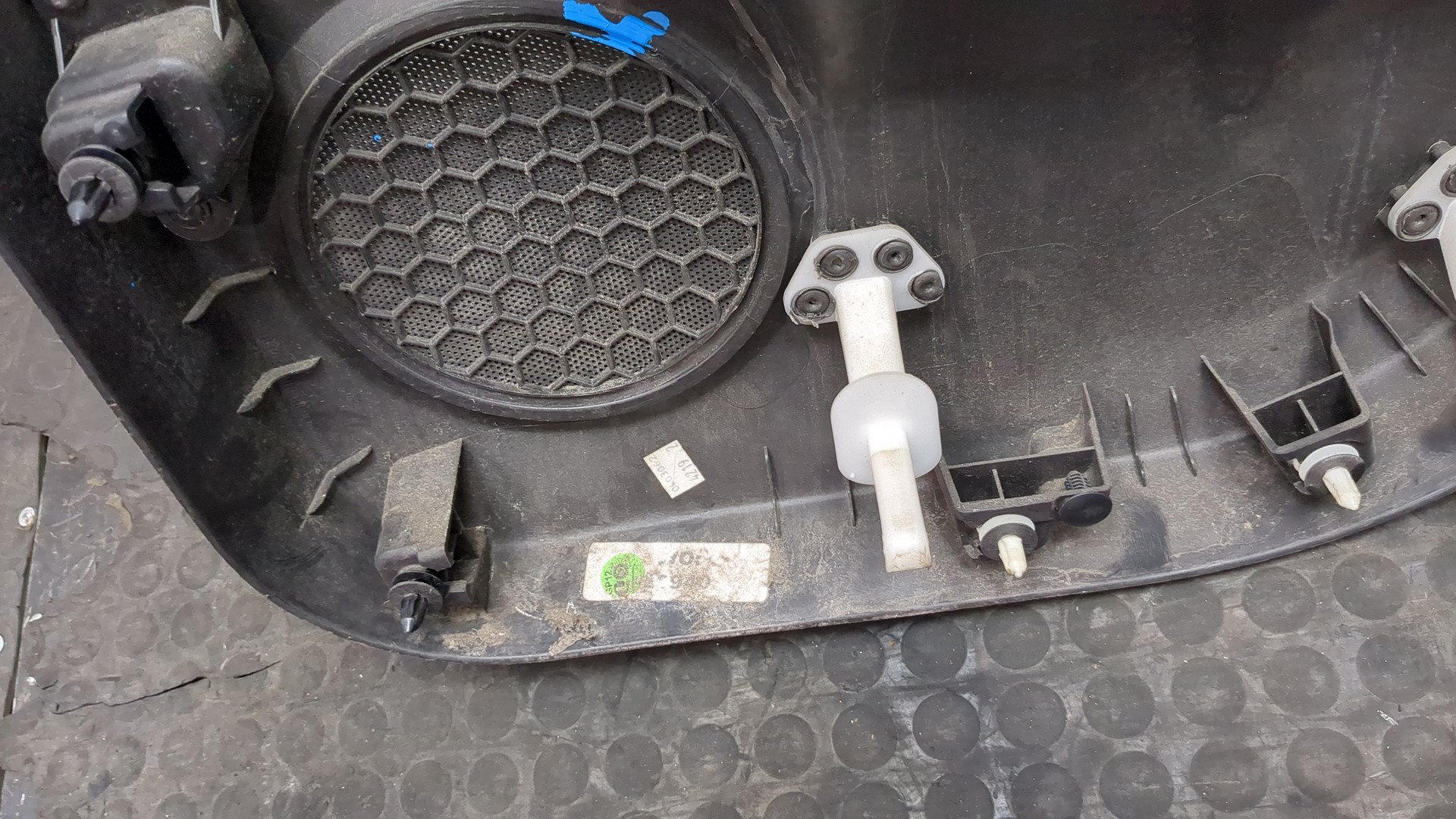 Обшивка двери задней левой