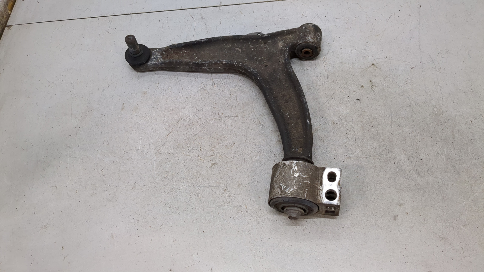 Рычаг передний левый